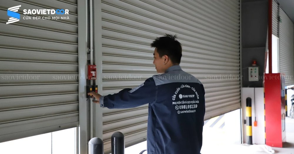 Kỹ thuật Saovietdoor kiểm tra hệ thống cửa cuốn